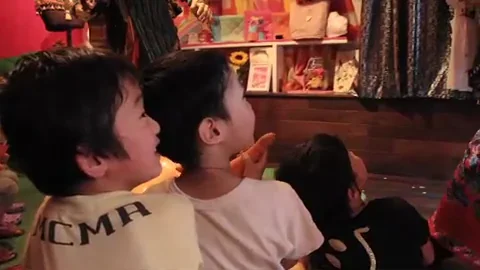 舞台を見つめ、反応する客席の子どもたち