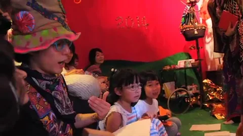 子どもたちの近くで身振りを交えて語りかける役者